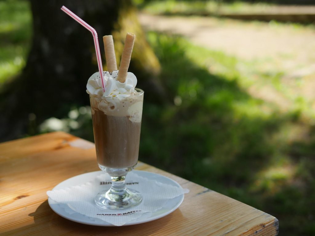 Dessert/Kaffeespezialität: Eiskaffee mit Vanilleeis und Schokoladeneis