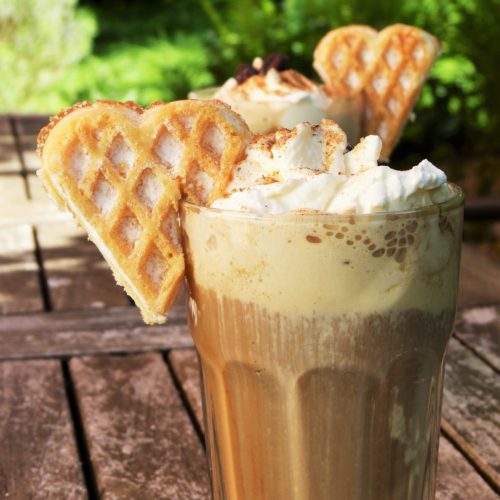 Dessert/Kaffeespezialität: Eiskaffee mit Vanilleeis und Schokoladeneis