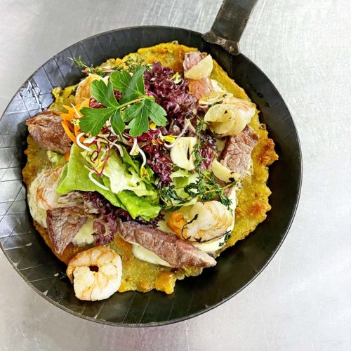 Hauptspeisen/Hauptgerichte: Hütes-Pfännchen "Surf & Turf" mit gebratenen Rindfleisch-Streifen und Riesengarnelen